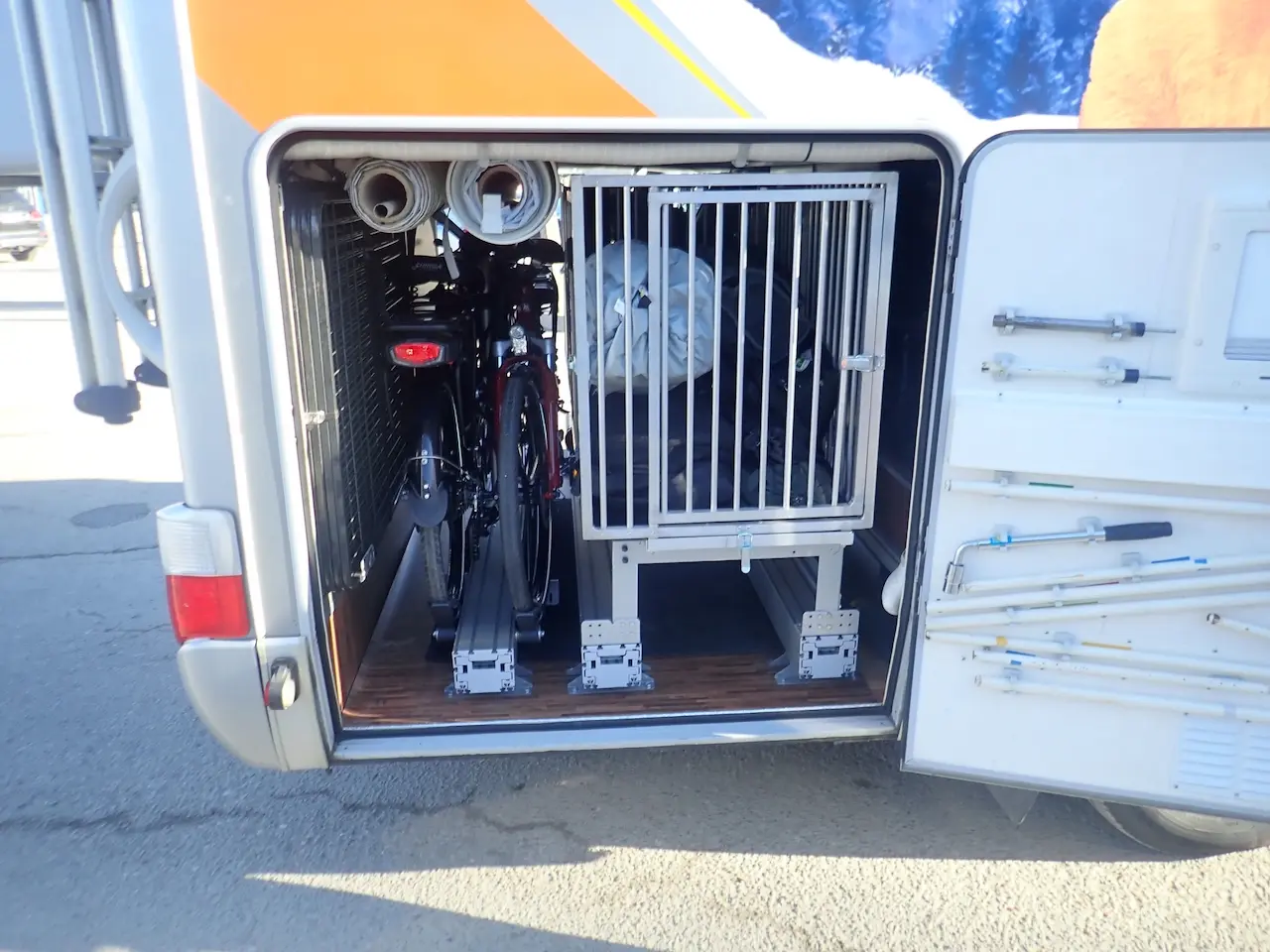 Kemperu garāžas sistēmu uzstādīšana un aprīkošana. Garāžas sistēmas var montēt ar velosipēdu turētājiem un izvelkamām mantu kastēm.