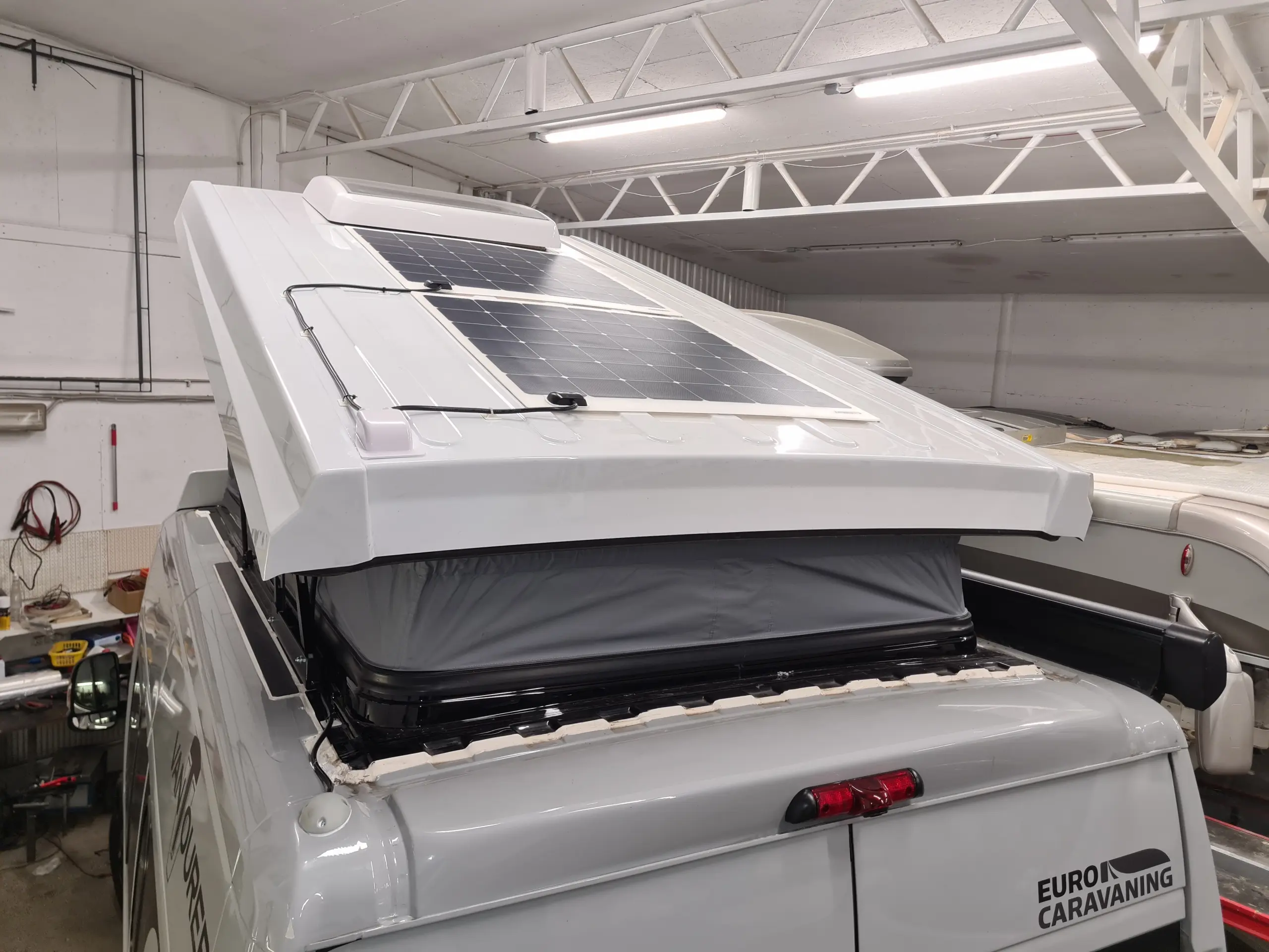 Dažāda izmēra un jaudas saules paneļu un bateriju uzstādīšana kemperos un mājās uz riteņiem