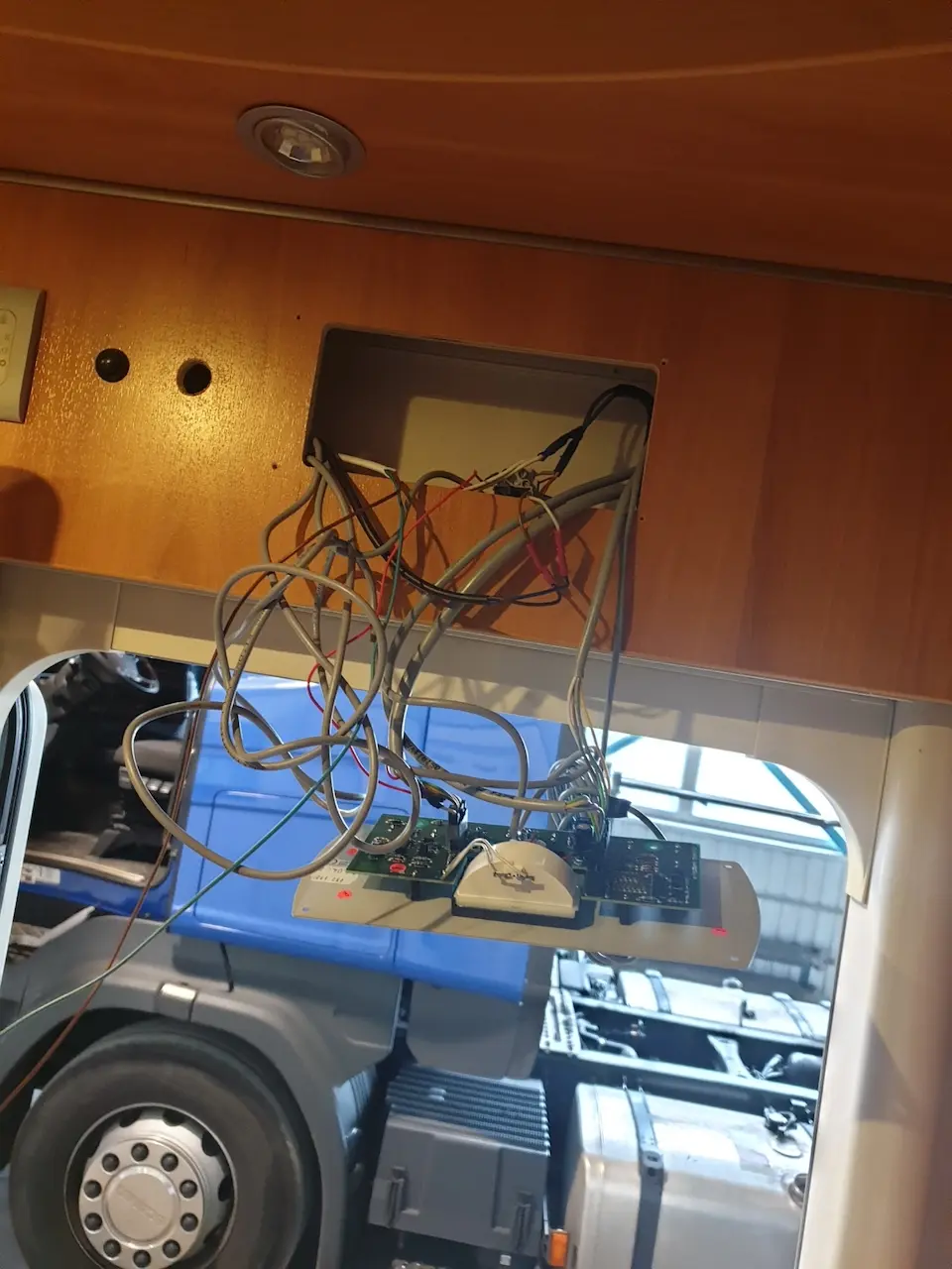 Dažādi elektroinstalācijas darbi kemperos un mājās uz riteņiem. Papildu elektronisko iekārtu pieslēgšana. 