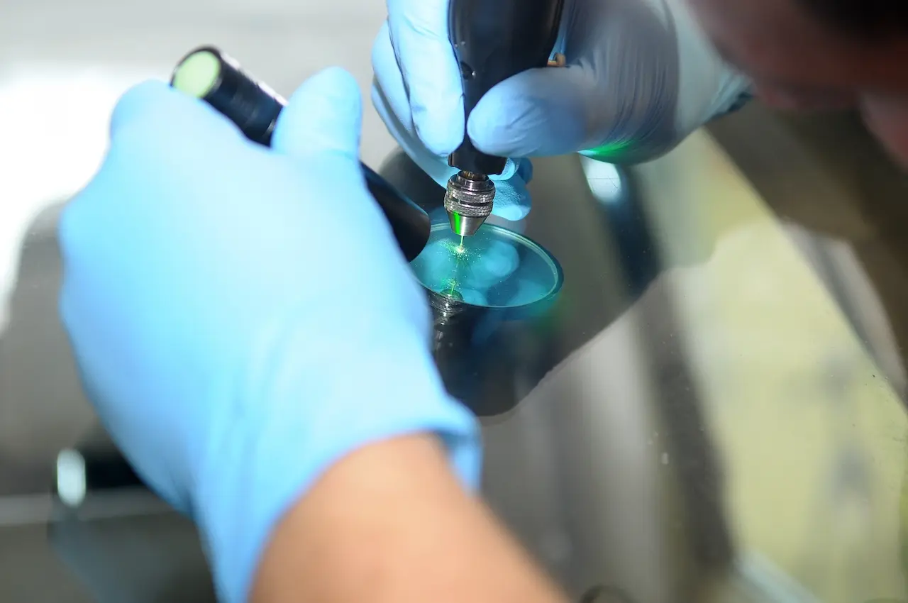 Kemperu un treileru stikla nomaiņa un vējstikla plaisu remonts.