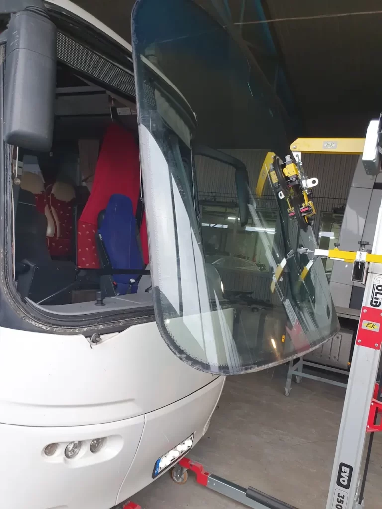 Kemperu stiklu maiņa un stikla plaisu remonts