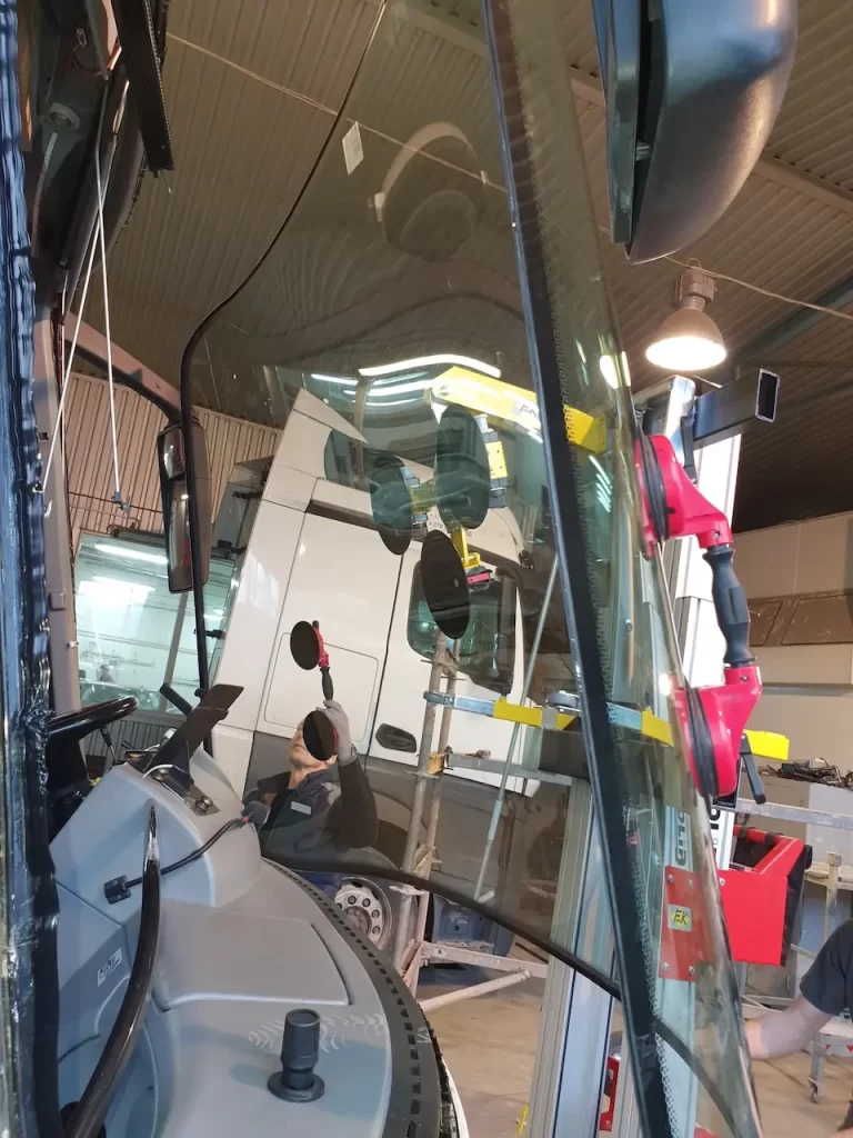 Kemperu stiklu maiņa un stikla plaisu remonts