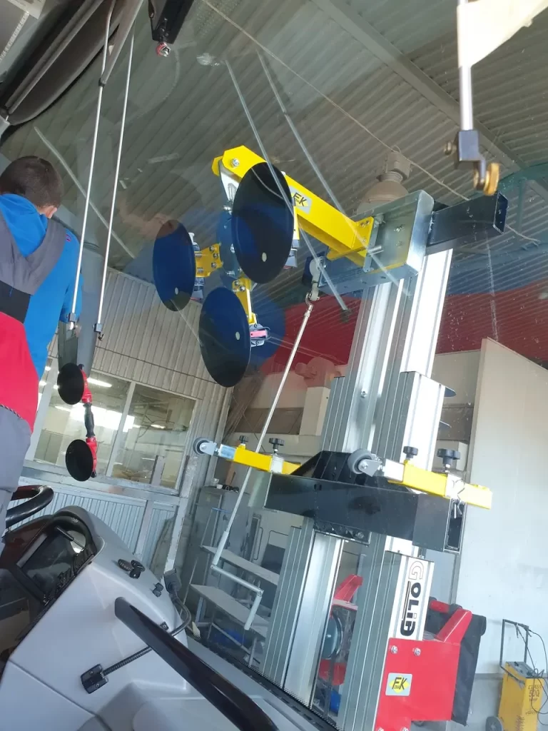 Kemperu stiklu maiņa un stikla plaisu remonts