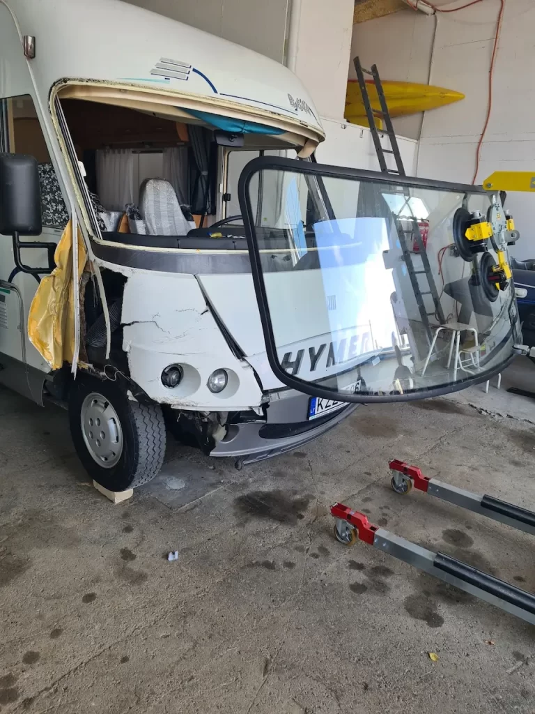 Kemperu stiklu maiņa un stikla plaisu remonts