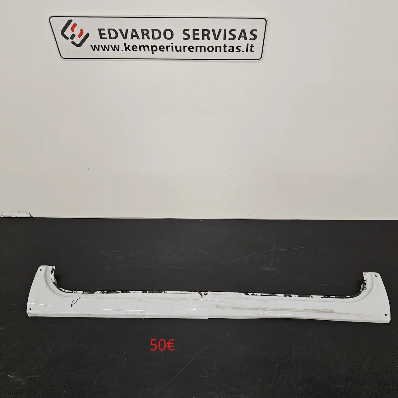 Dethleffs lietota apdare zem durvim